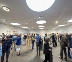Viele Besucherinnen und Besucher bei der Ausstellungseröffnung